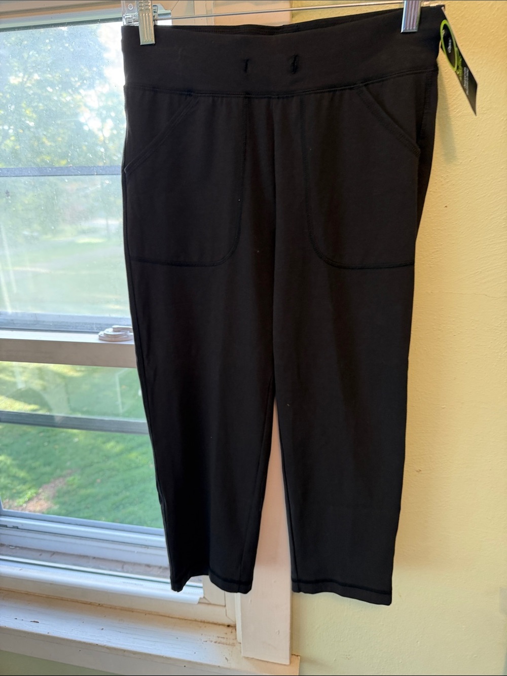 Athletic Works Black Cropped Pull-On Capri Pants